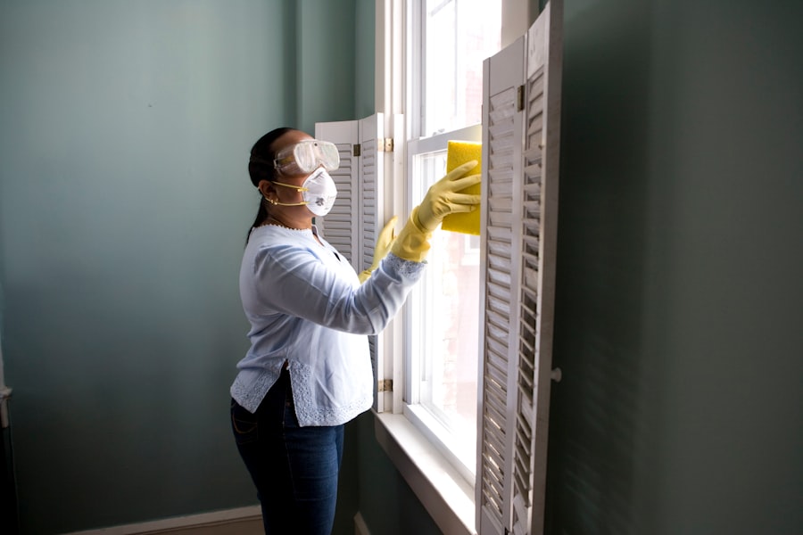 Aplicación de producto en la ventana de una casa
